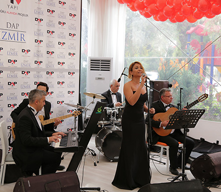 Dap İzmir’de Ceren Niron ve Showband Rüzgarı